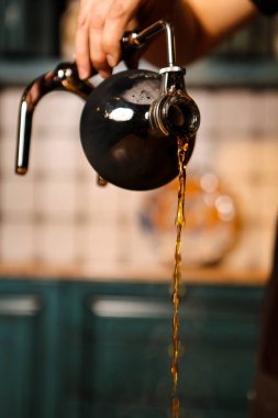 Kahve odasında kahve hazırlayan barista.