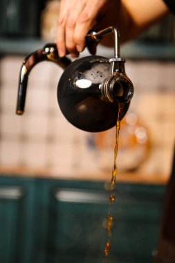 Kahve odasında kahve hazırlayan barista.