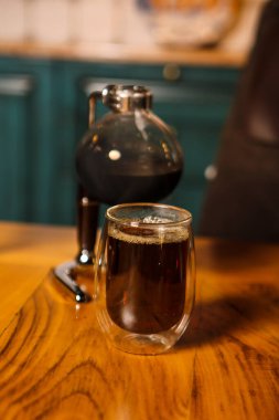 Kahve odasında kahve hazırlayan barista.