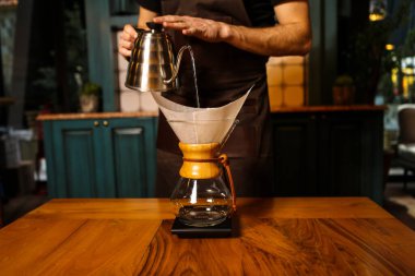 Kahve odasında kahve hazırlayan barista.