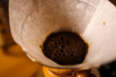 Kahve odasında kahve hazırlayan barista.