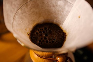 Kahve odasında kahve hazırlayan barista.