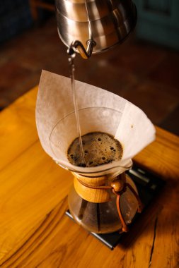 Kahve odasında kahve hazırlayan barista.