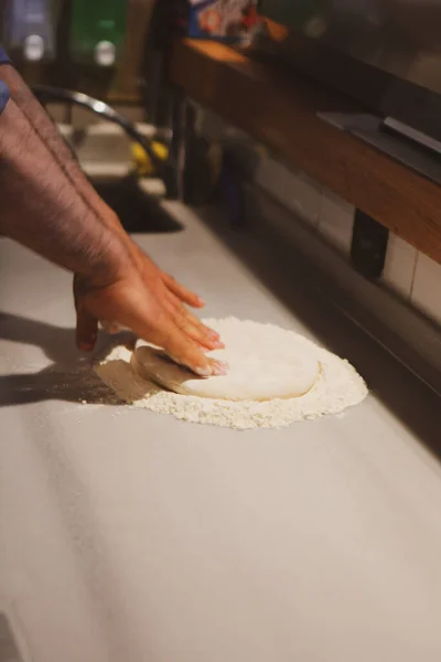 Pizza Šéfkuchař Dal Omáčku Základnu Komerční Kuchyni — Stock fotografie