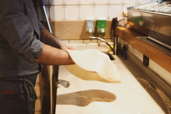 Pizzabäcker Legte Soße Großküche Auf Sockel — Stockfoto