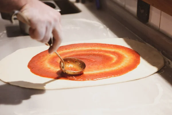 Πίτσα Σεφ Θέσει Σάλτσα Στη Βάση Μια Εμπορική Κουζίνα — Φωτογραφία Αρχείου