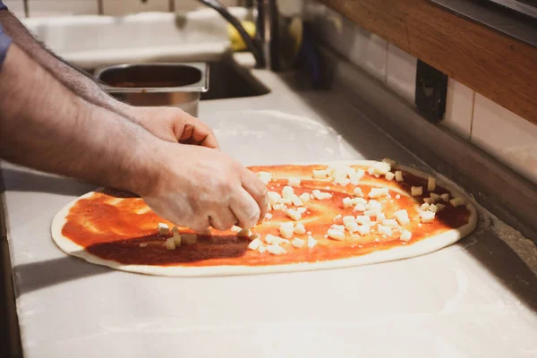 Pizza Chef Poner Salsa Base Una Cocina Comercial — Foto de Stock