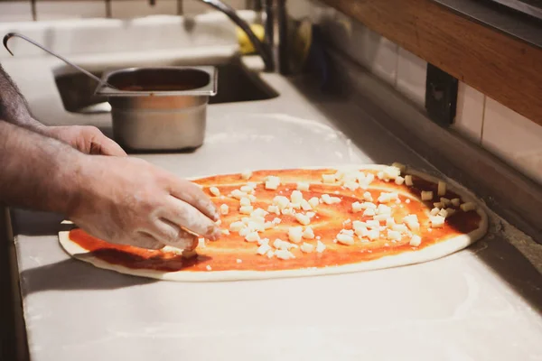 Pizzabäcker Legte Soße Großküche Auf Sockel — Stockfoto