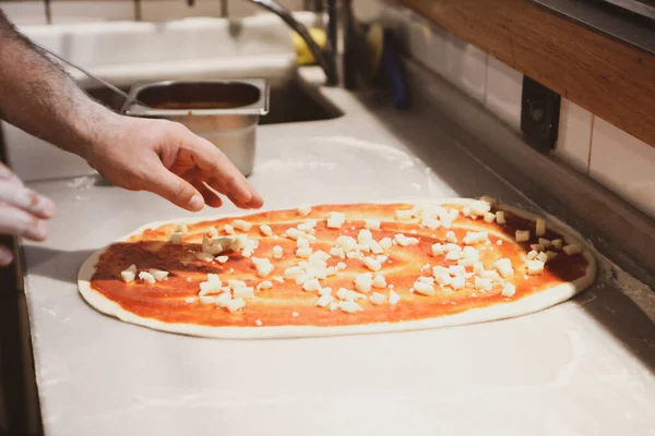 Pizzabäcker Legte Soße Großküche Auf Sockel — Stockfoto