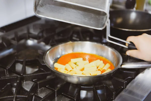 soba yangın pişirme makarna ile pota