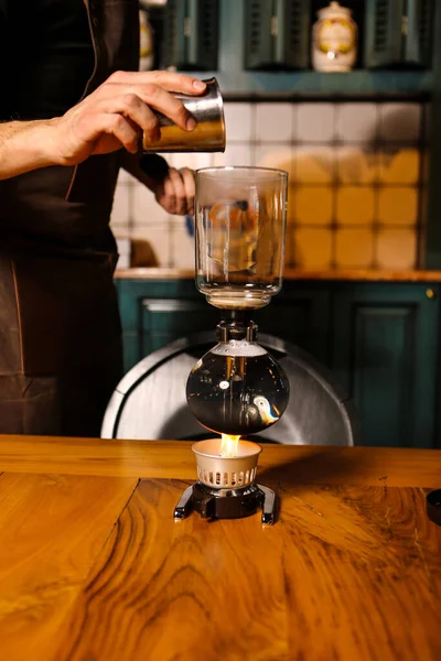 Barista Brüht Kaffee Der Kaffeestube — Stockfoto