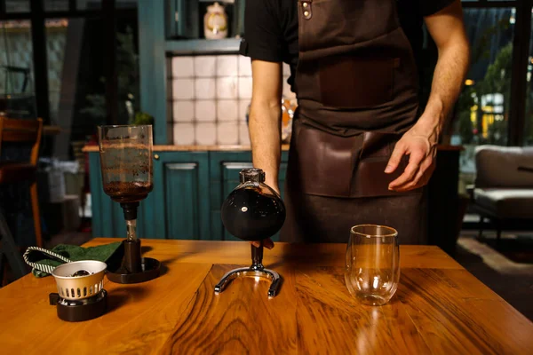 Barista Brüht Kaffee Der Kaffeestube — Stockfoto