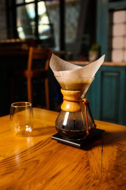Kahve odasında kahve hazırlayan barista.