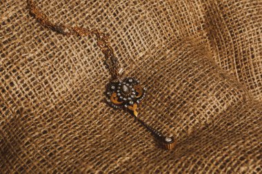 Elmas Mücevherler ve Moda Mücevherleri