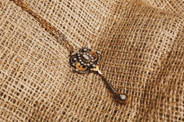 Elmas Mücevherler ve Moda Mücevherleri