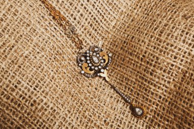 Elmas Mücevherler ve Moda Mücevherleri