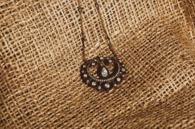 Elmas Mücevherler ve Moda Mücevherleri