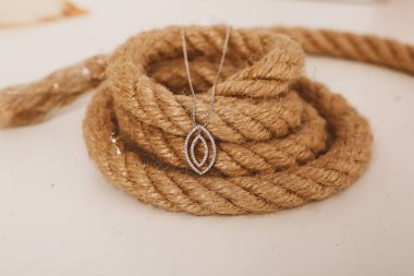 Elmas Mücevherler ve Moda Mücevherleri