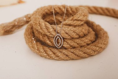 Elmas Mücevherler ve Moda Mücevherleri