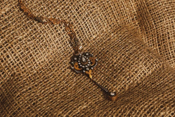 Elmas Mücevherler ve Moda Mücevherleri