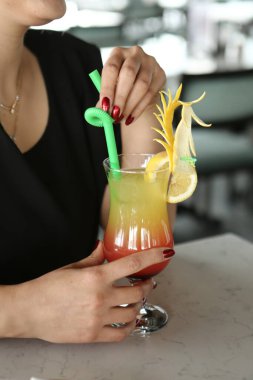 Lokantadaki masada alkol kokteyli.