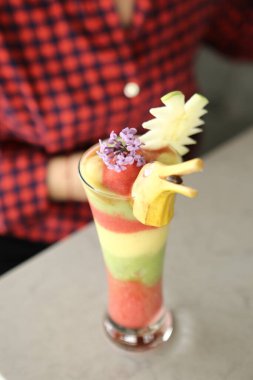 Lokantadaki masada alkol kokteyli.