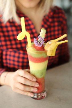 Lokantadaki masada alkol kokteyli.