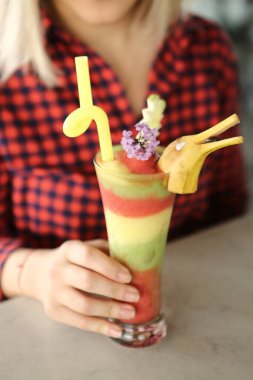 Lokantadaki masada alkol kokteyli.