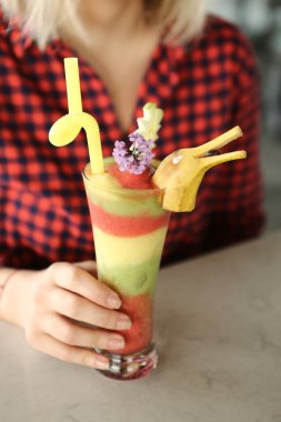 Lokantadaki masada alkol kokteyli.