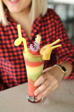 Lokantadaki masada alkol kokteyli.