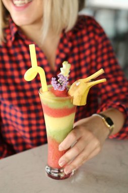 Lokantadaki masada alkol kokteyli.