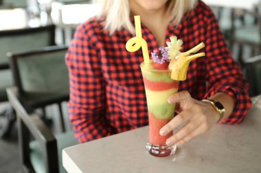 Lokantadaki masada alkol kokteyli.