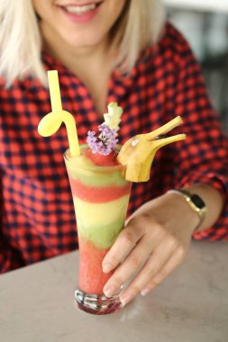 Lokantadaki masada alkol kokteyli.