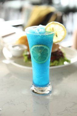 Lokantadaki masada alkol kokteyli.