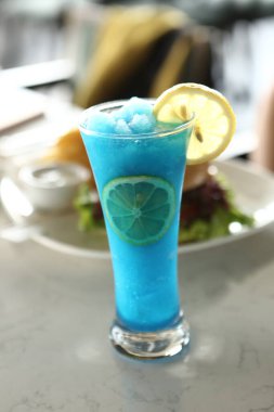 Lokantadaki masada alkol kokteyli.