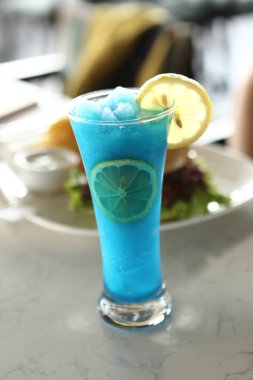 Lokantadaki masada alkol kokteyli.