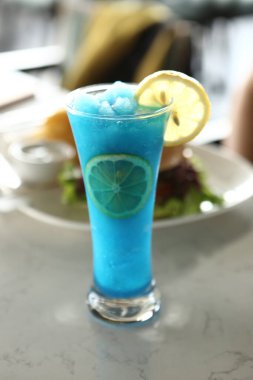 Lokantadaki masada alkol kokteyli.