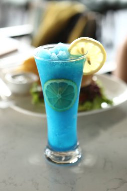 Lokantadaki masada alkol kokteyli.