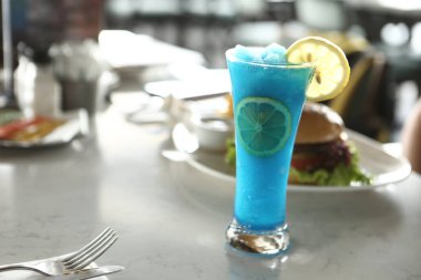 Lokantadaki masada alkol kokteyli.