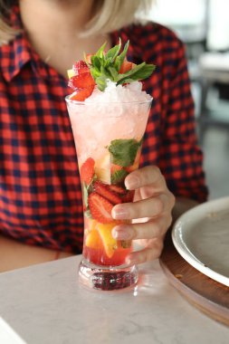 Lokantadaki masada alkol kokteyli.