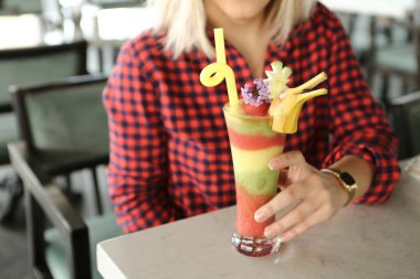 Lokantadaki masada alkol kokteyli.