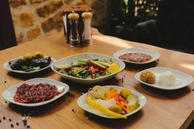 Geleneksel Türk ve Yunan yemek meze masası