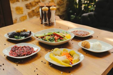 Geleneksel Türk ve Yunan yemek meze masası