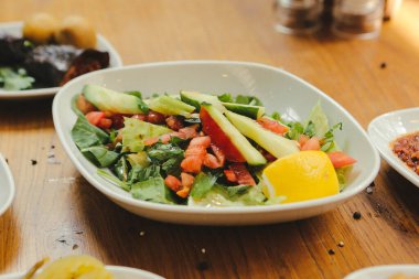 Geleneksel Türk ve Yunan yemek meze masası