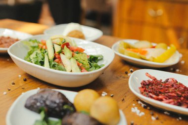 Geleneksel Türk ve Yunan yemek meze masası
