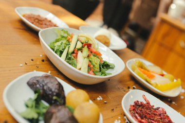 Geleneksel Türk ve Yunan yemek meze masası