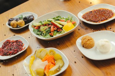 Geleneksel Türk ve Yunan yemek meze masası