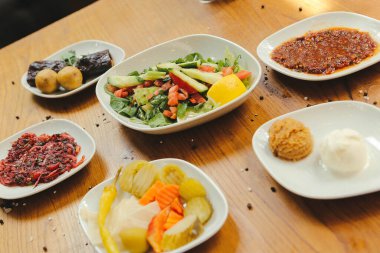 Geleneksel Türk ve Yunan yemek meze masası