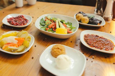 Geleneksel Türk ve Yunan yemek meze masası