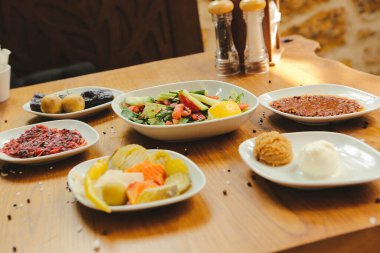 Geleneksel Türk ve Yunan yemek meze masası